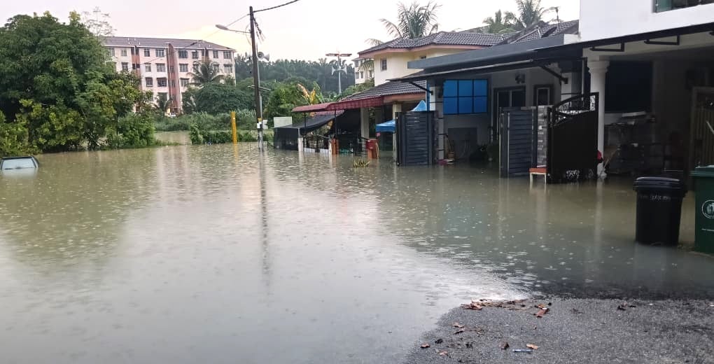 午后大雨 加影 士毛月多区闪电水灾