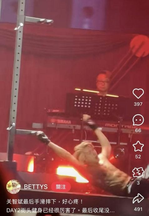 半裸凌空倒立失手 关智斌狠摔舞台