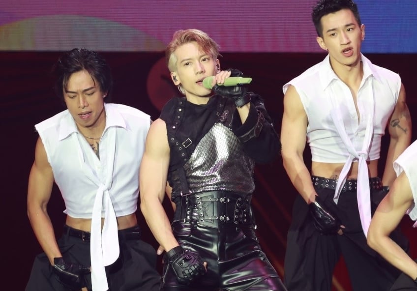 半裸凌空倒立失手 关智斌狠摔舞台