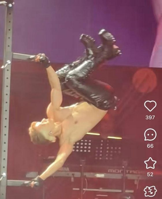 半裸凌空倒立失手 关智斌狠摔舞台