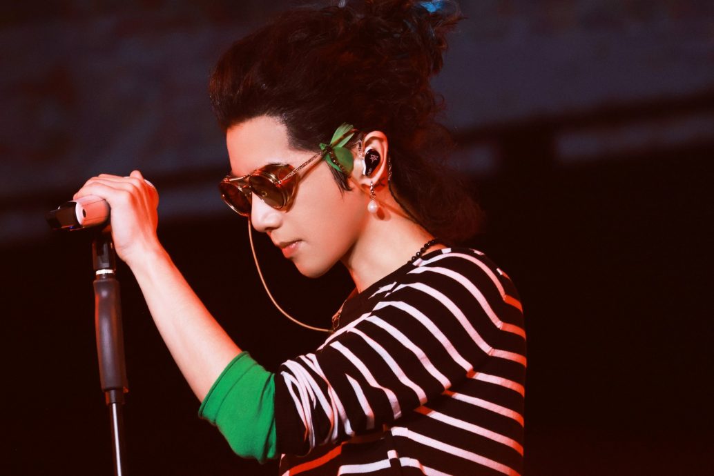 华晨宇演出投影“坠落身影” 疑悼念于朦胧逼哭粉丝