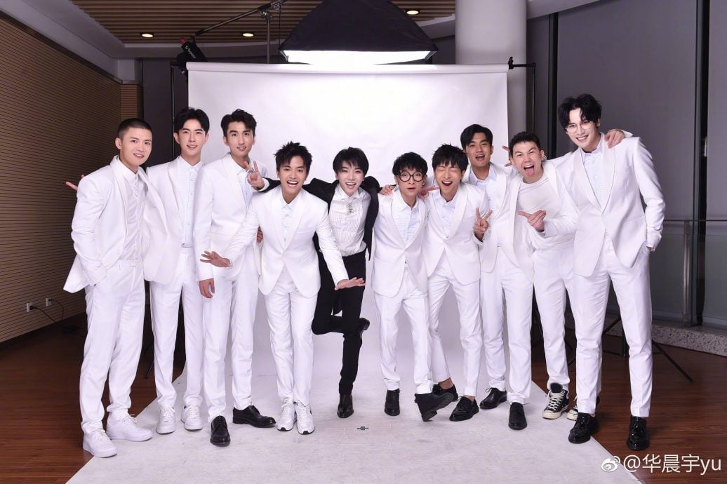 华晨宇演出投影“坠落身影” 疑悼念于朦胧逼哭粉丝