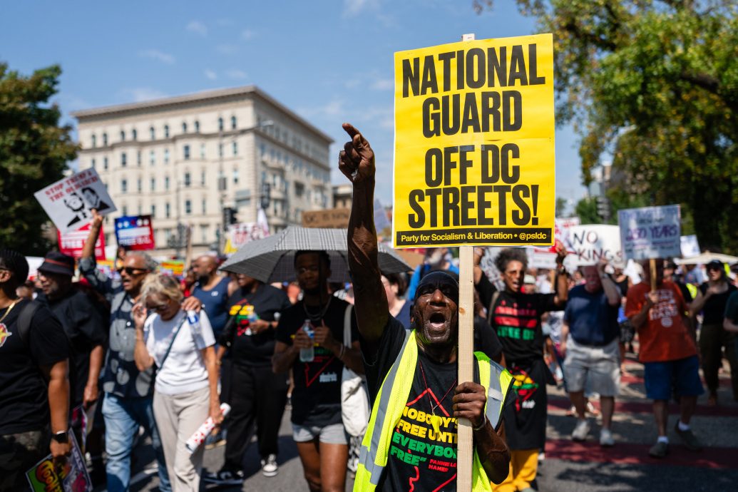 华盛顿特区居民抗议特朗普向该市派遣军队