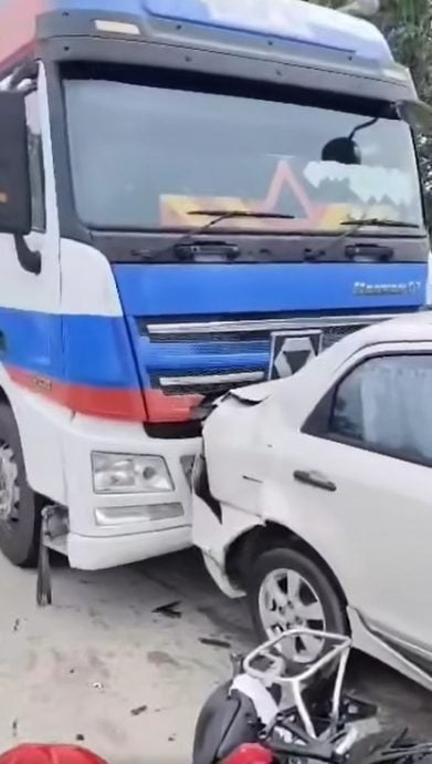 南北大道7车连环撞 印尼女骑士受伤