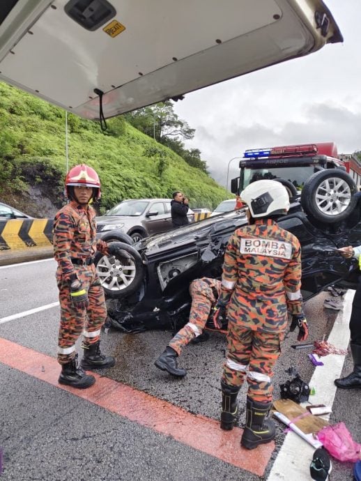 南北大道撞分界堤翻覆 轿车乘客司机1死1伤