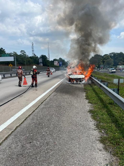 南北大道轿车突起火 90%烧毁无人伤亡