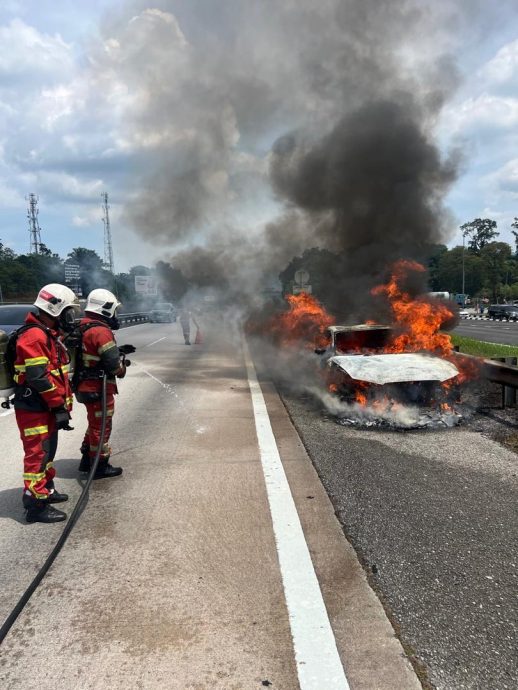 南北大道轿车突起火 90%烧毁无人伤亡