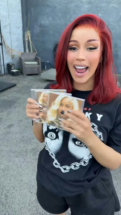 卡蒂碧表情包爆红 新专辑推法庭版封面