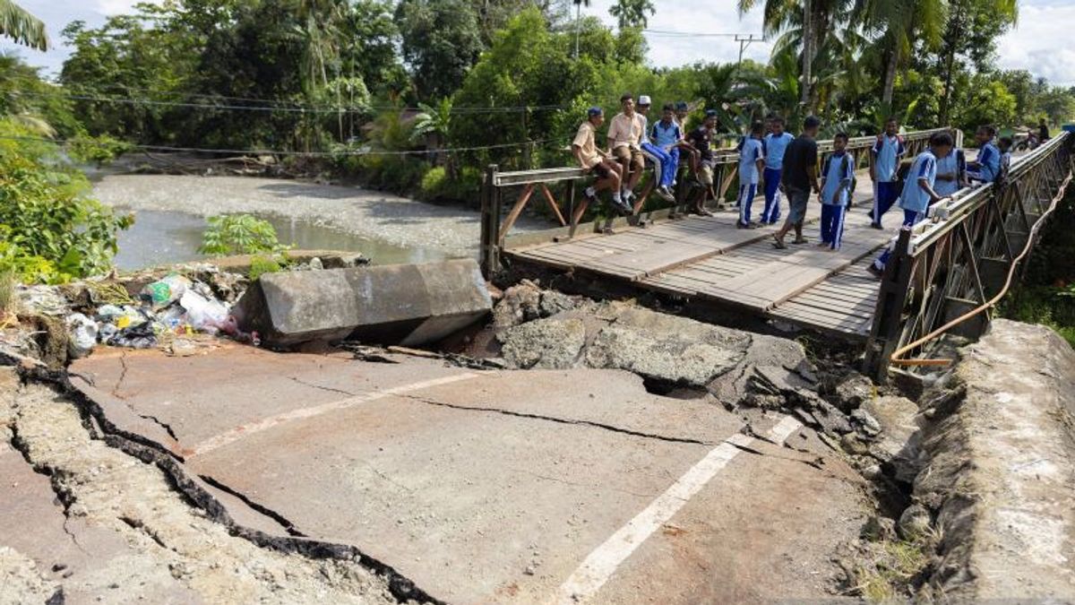  印尼巴布亚地震传零星灾情 有桥塌建筑物墙裂  