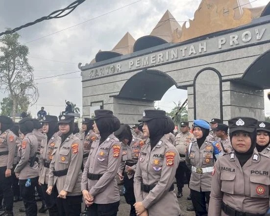 印尼骚乱|女警柔性执法凑效！ 印尼示威活动和平进行