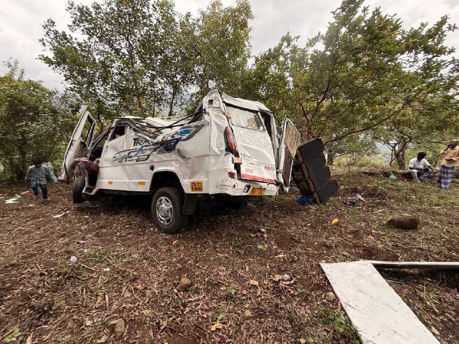 印度出游车辆失控半坠山谷 12名大马游客受伤