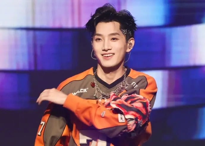 印证剖肚于朦胧传言?范世锜开唱突“望天摸肚” 网批:是在挑衅?