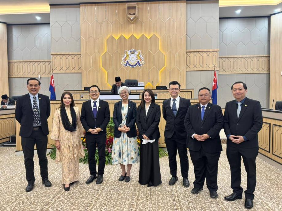 **即时国内**全国:倒挂国旗〡笨珍市会令业者停业30天,嘉福尼:地方政府依法行事