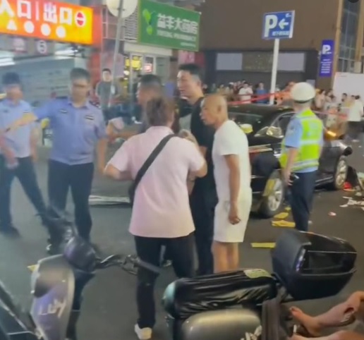 **即时国际**武汉闹市区汽车撞人酿7伤