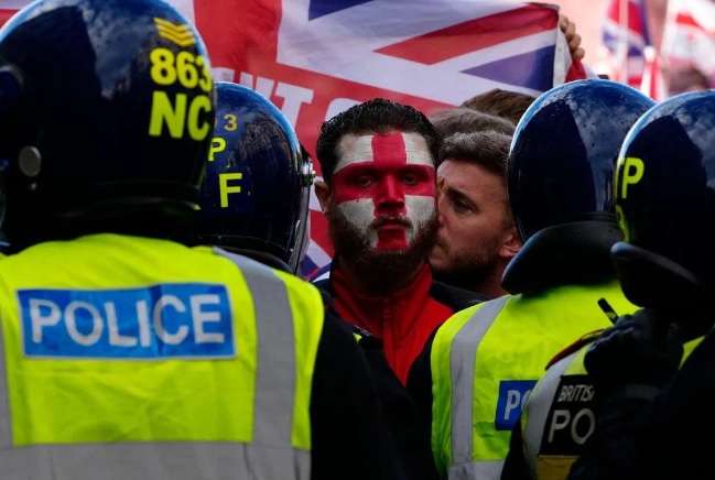 **即时国际**英国逾10万人反移民示威 骚乱致20警员受伤