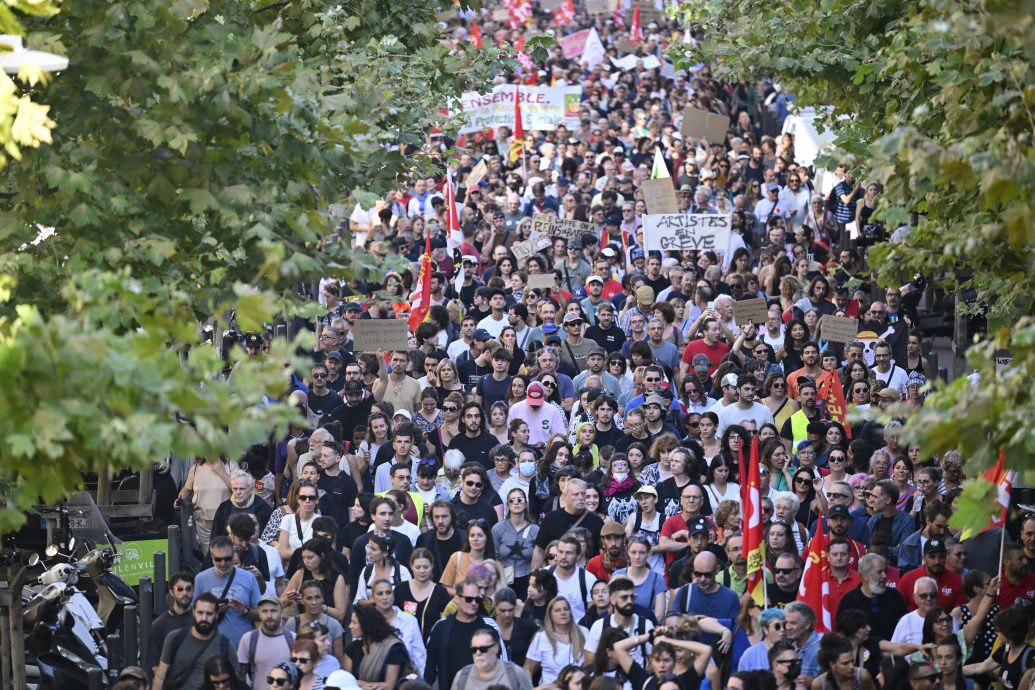 反对政府削减预算 法罢工示威者或达80万