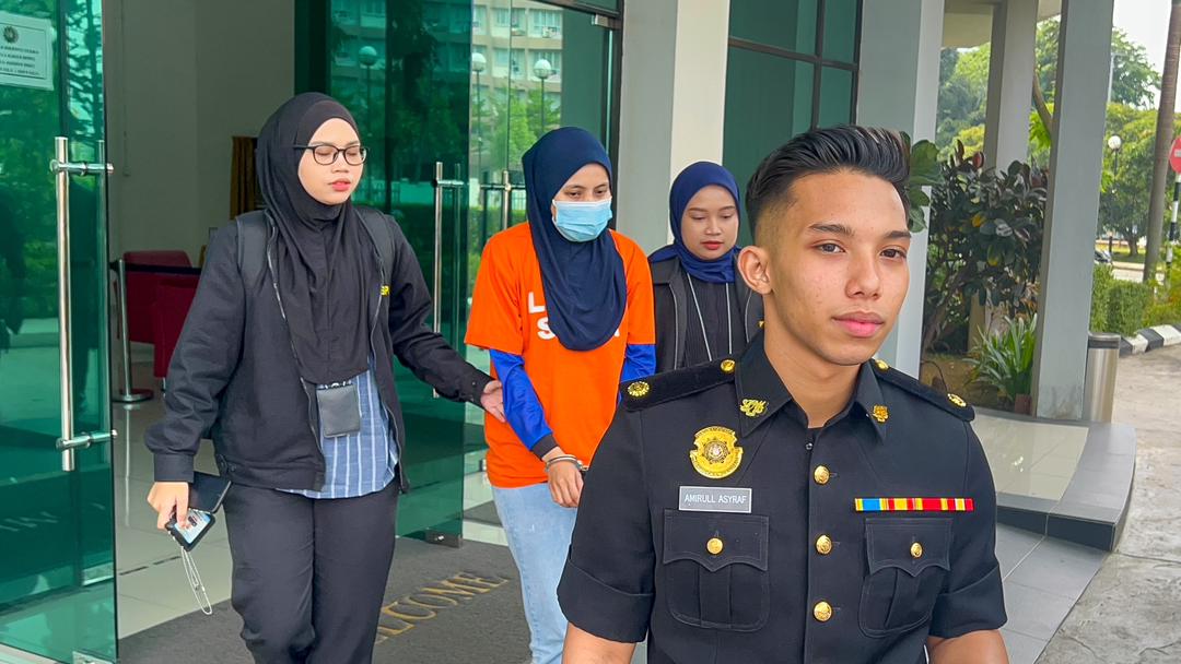 反贪会延扣一对男女,其一是高级警官,涉嫌收取8千贿赂