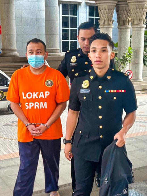 反贪会延扣一对男女,其一是高级警官,涉嫌收取8千贿赂