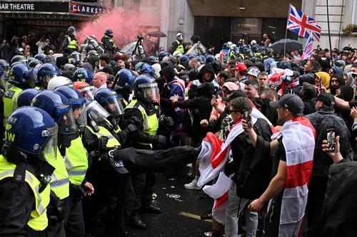 取代骑马那图Anti-racism protesters gather to counter anti-immigration rally led by Tommy Robinson, in London
