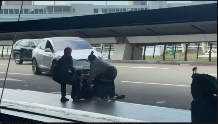取缔“霸王车”桃园机场警朝特斯拉开8枪 乘客甩出车脚受伤