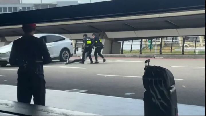 取缔“霸王车”桃园机场警朝特斯拉开8枪 乘客甩出车脚受伤