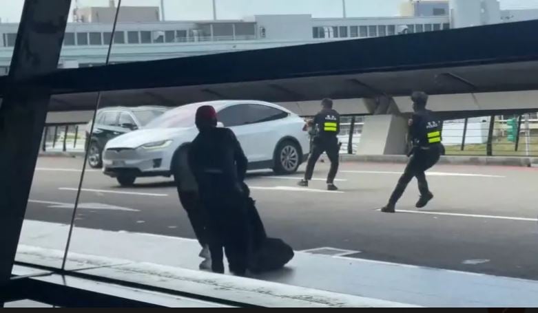 取缔“霸王车”桃园机场警朝特斯拉开8枪 乘客甩出车脚受伤