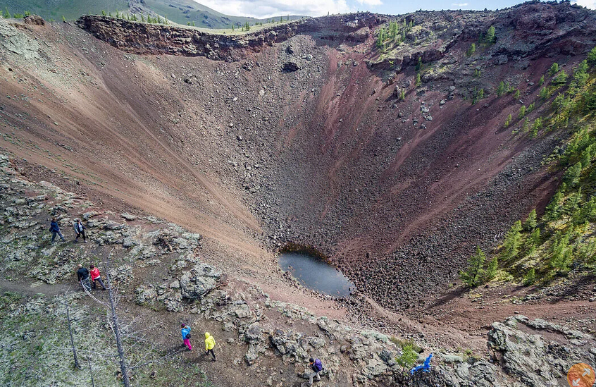 只是拍个照!网红遭强风“击落”摔下千米火山惨死