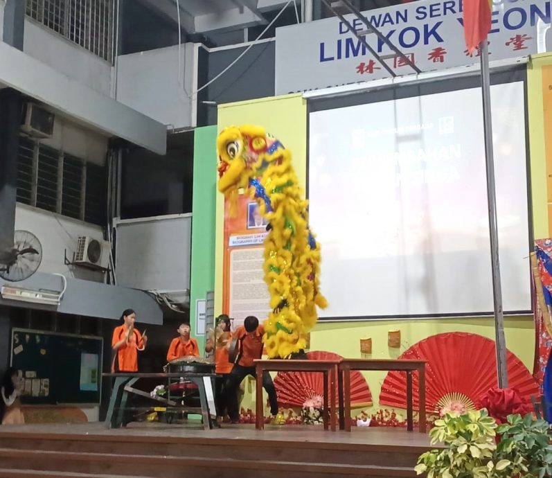 可做早报头//大都会/蕉赖翠岭镇国中中秋晚会吸引近2000人参与