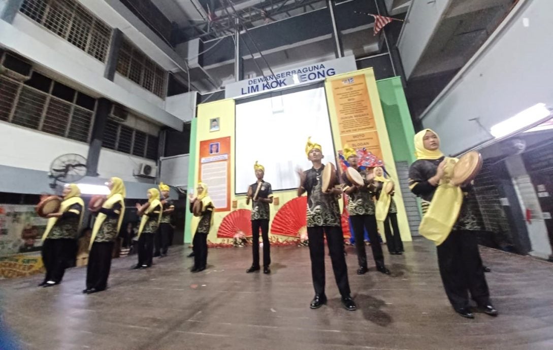 可做早报头//大都会/蕉赖翠岭镇国中中秋晚会吸引近2000人参与