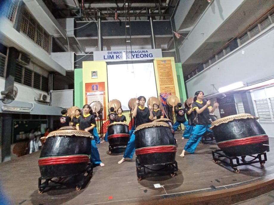 可做早报头//大都会/蕉赖翠岭镇国中中秋晚会吸引近2000人参与