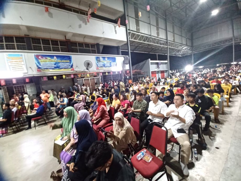 可做早报头//大都会/蕉赖翠岭镇国中中秋晚会吸引近2000人参与