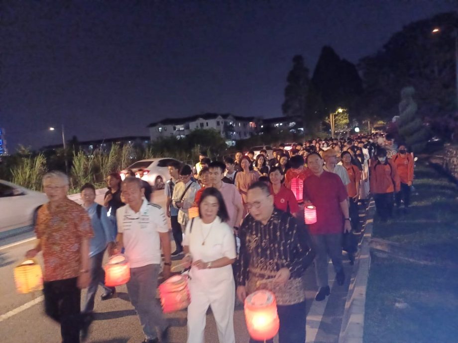 可做早报头//大都会/蕉赖翠岭镇国中中秋晚会吸引近2000人参与