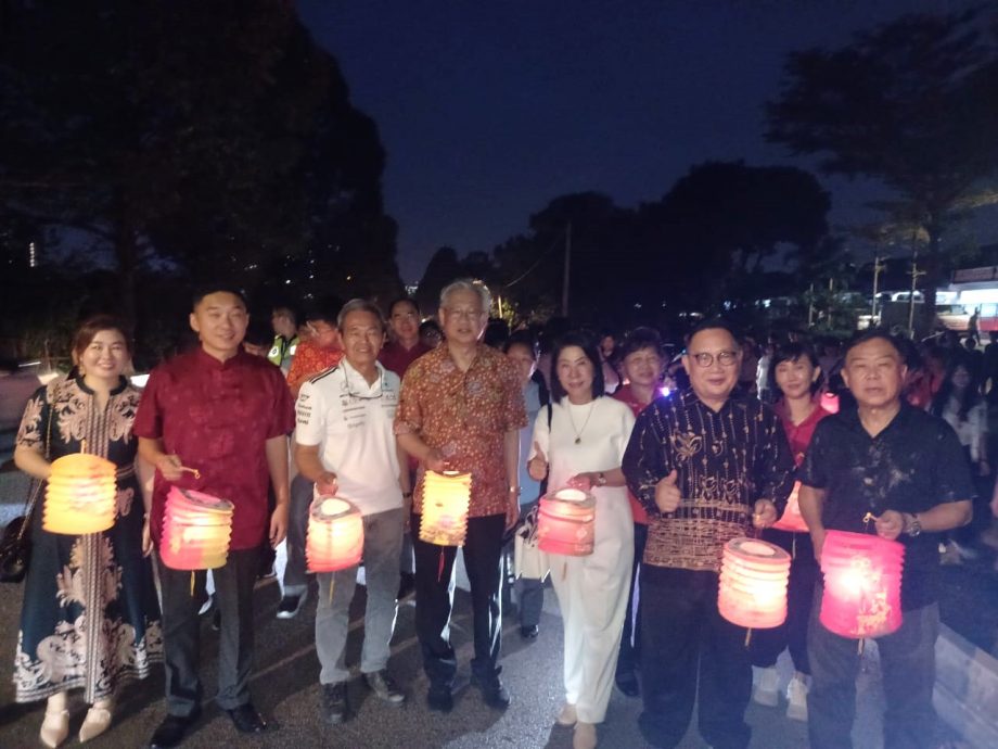 可做早报头//大都会/蕉赖翠岭镇国中中秋晚会吸引近2000人参与