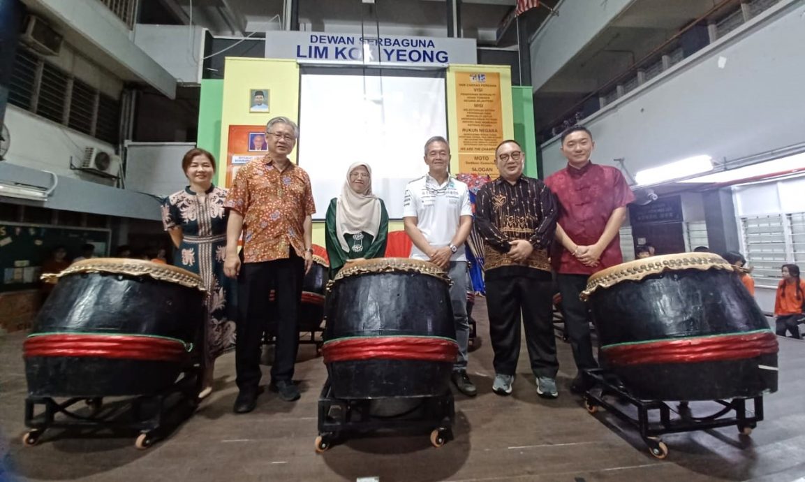 可做早报头//大都会/蕉赖翠岭镇国中中秋晚会吸引近2000人参与