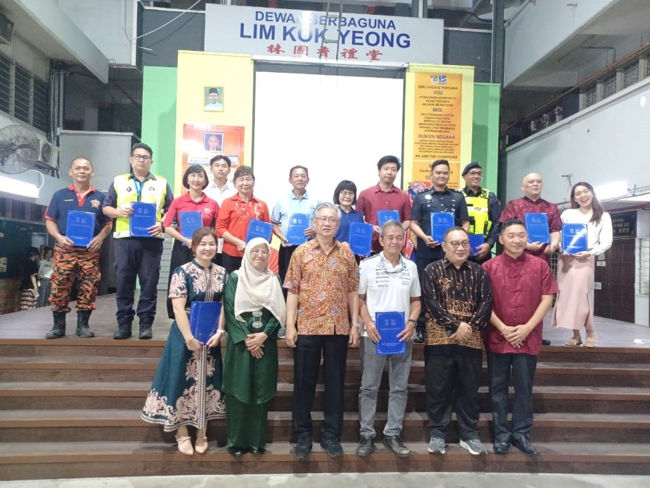 可做早报头//大都会/蕉赖翠岭镇国中中秋晚会吸引近2000人参与