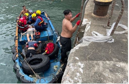台风桦加沙 | 香港一家四口疑于柴湾嘉业街观浪 三人堕海 母子昏迷