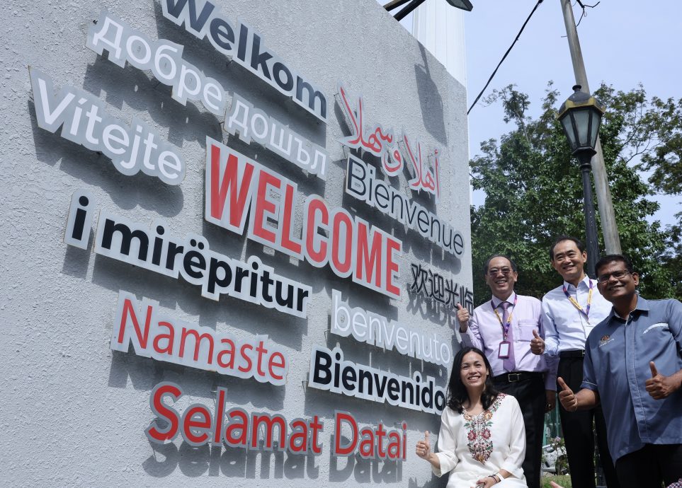 吉隆坡塔欢迎墙添新语种·展示淡米尔伊班卡达山文