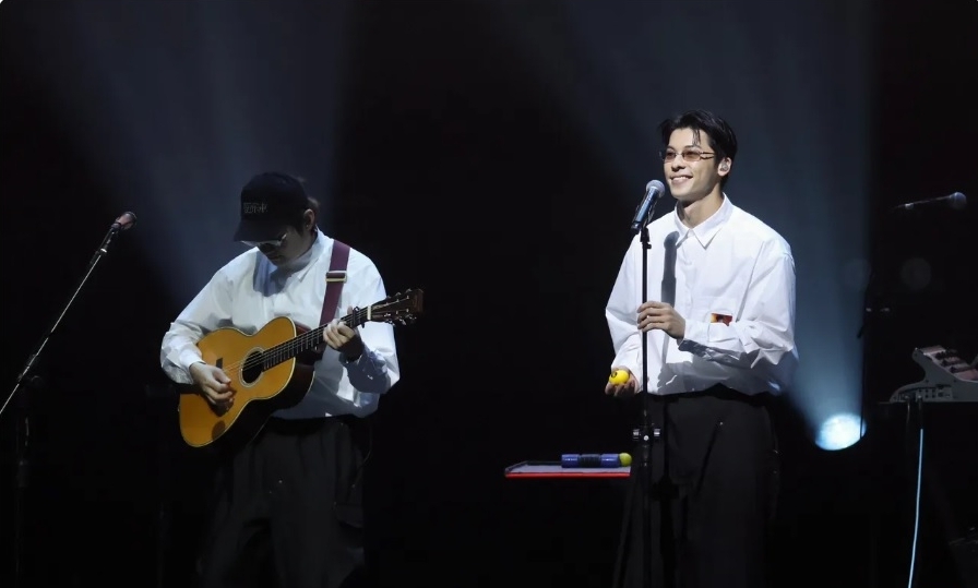 同台落日飞车任“主唱” 许光汉遭亏抢饭吃