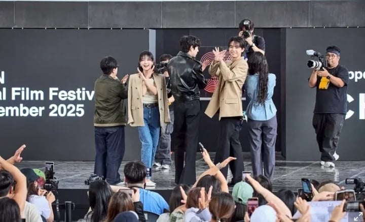 同游越南曝光恋情？ 金裕贞金度勋比手势回应