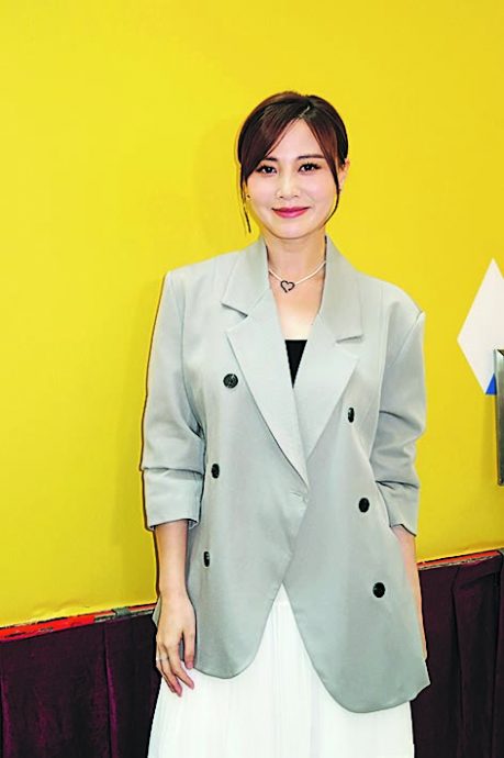 否认跟百亿富二代同游 朱晨丽尴尬恭喜何广沛结婚	