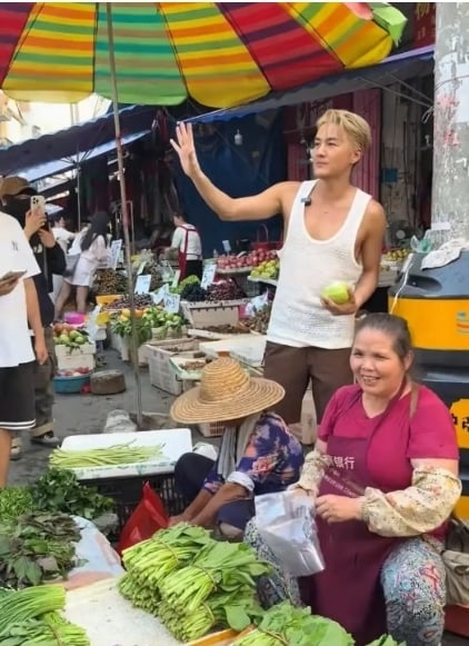 吴克群地摊卖水果 落差模样网惊:没通告?