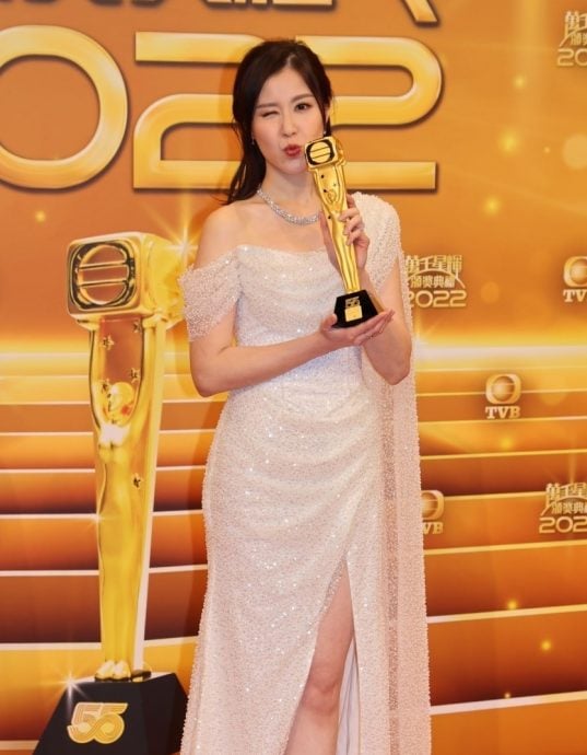 商场低调拍拖被拍 周志文示意刘佩玥分开走