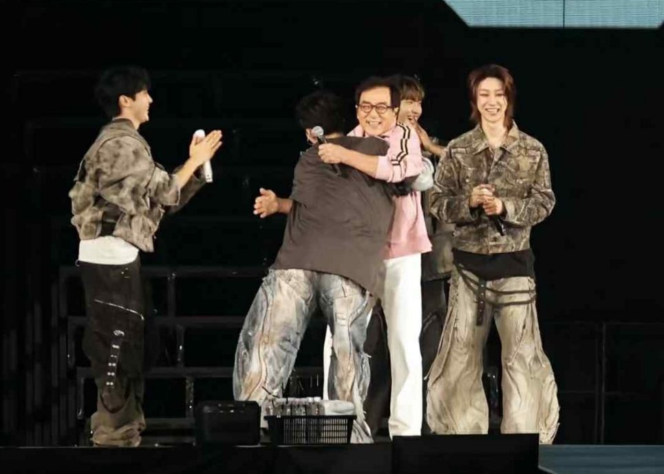 因《捕风追影》与文俊辉结缘 成龙惊喜任SEVENTEEN巡演嘉宾