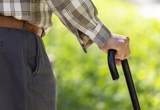 **国际拼盘（只供网）**老爸背痛半年、看起来变矮  竟是骨松致“压迫性骨折”