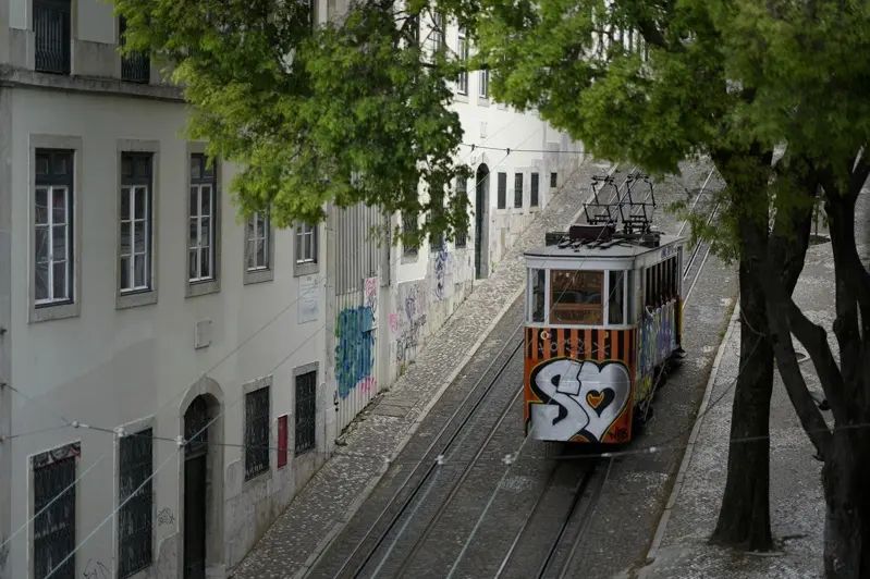 国际新闻（全国版）葡萄牙里斯本地标缆车脱轨 至少15死18伤