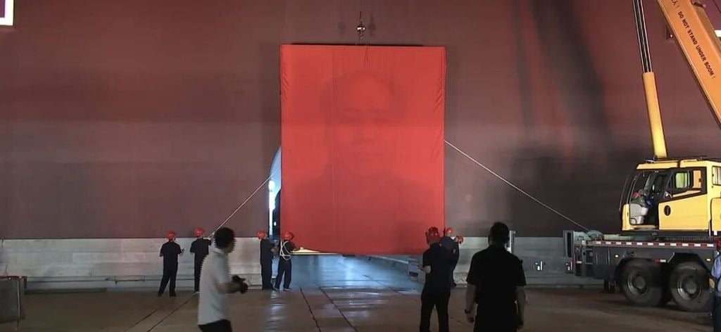 图与文两图)天安门城楼毛泽东画像 提前换新迎大阅兵