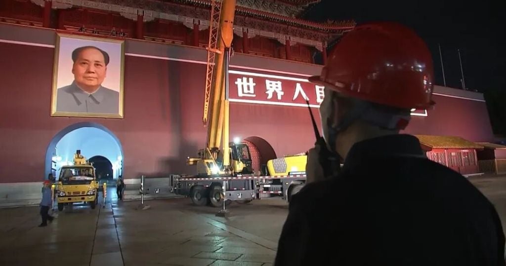 图与文两图)天安门城楼毛泽东画像 提前换新迎大阅兵