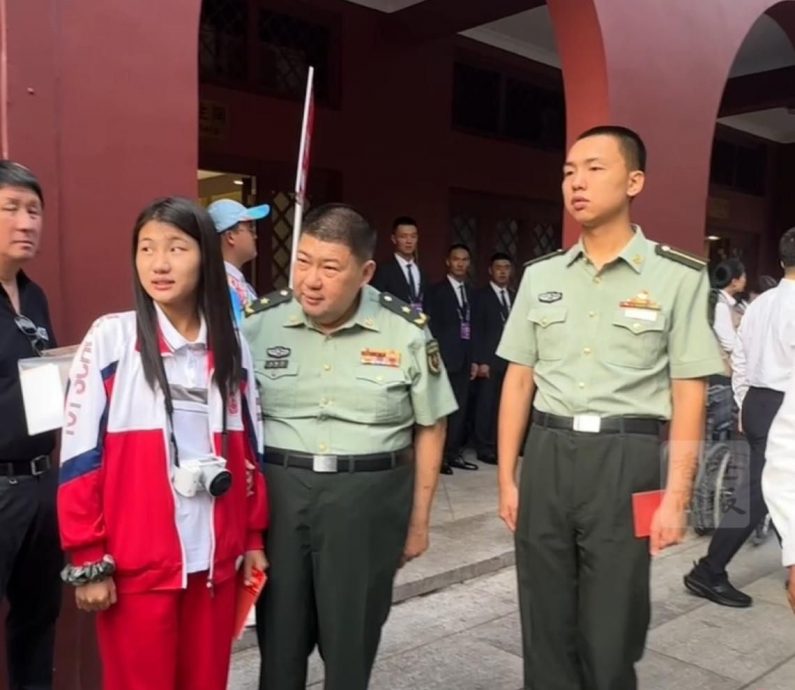 图与文)毛泽东之孙毛新宇一家现身九三阅兵