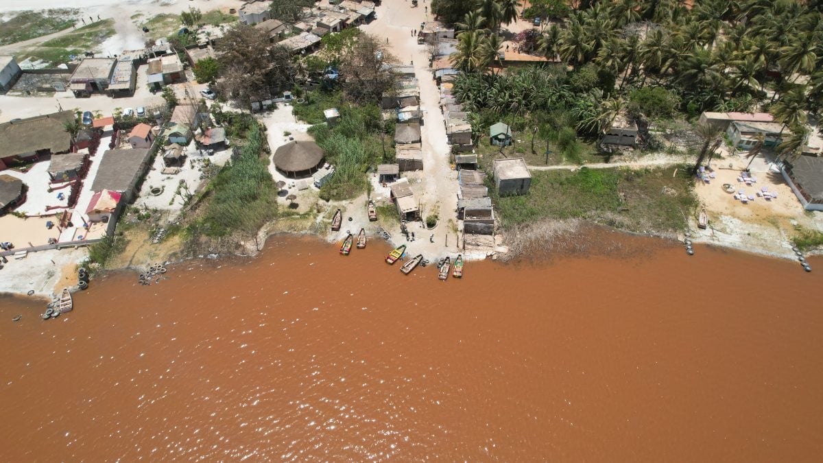 塞内加尔研究人员说“玫瑰湖”恢复粉红色与盐藻繁殖相关