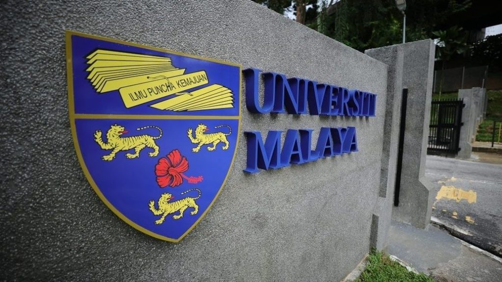  大学落榜男子沮丧失落 网民暖心劝慰 “成功路不止一条！”